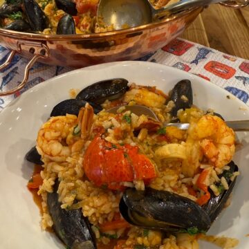 A plate of arroz de marisco.