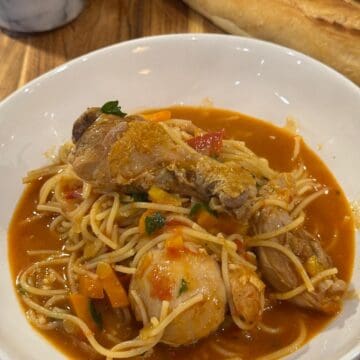 A bowl of frango guisada.