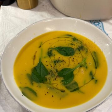 A bowl of sopa de legumes.