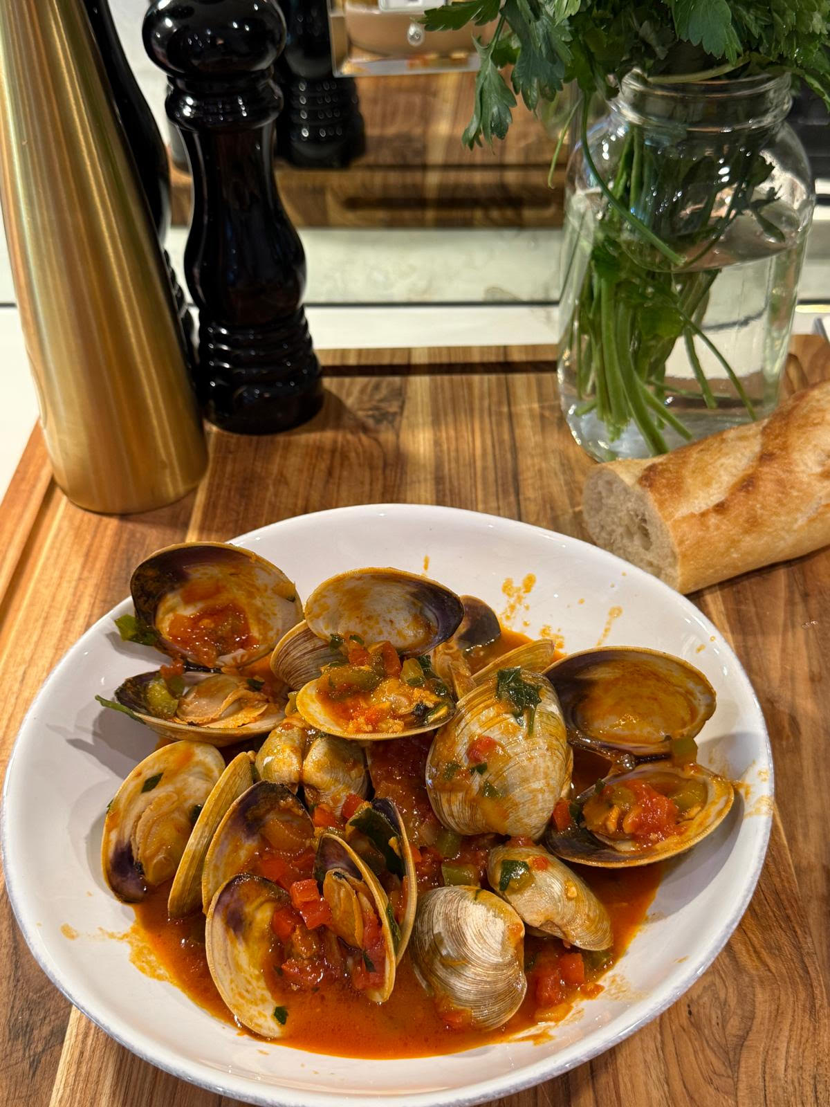 Amêijoas à Espanhola in a bowl. 