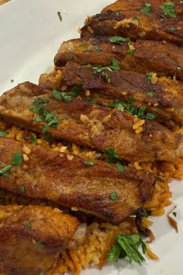 Arroz de entrecosto on a plate.