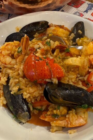 Arroz de marisco on a plate.