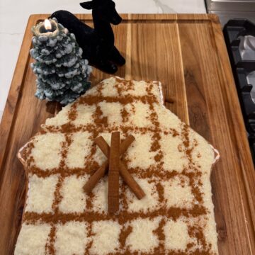 Arroz doce in the shape of a gingerbread house.