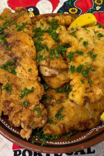 Filetes de Peixe on a plate.