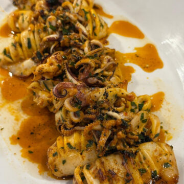 Lulas salteadas on a plate.