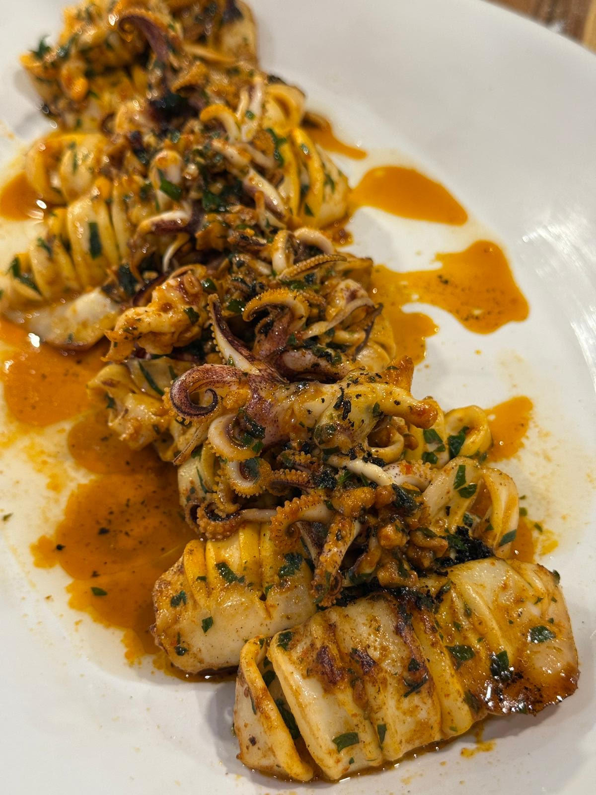 Lulas salteadas on a plate. 