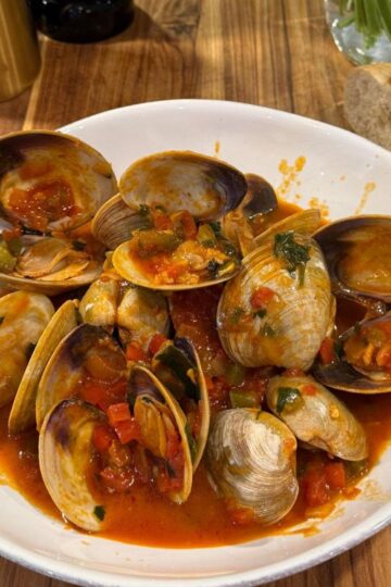 A bowl of Spanish-style clams.